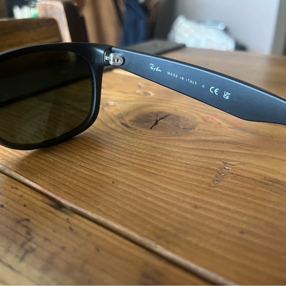 Ray ban New Wayfarer Sunglasses ( Matte Black frame ) - Picture 6 of 9